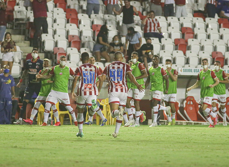 Caio Dantas, camisa 99, comemora gol pelo Náutico