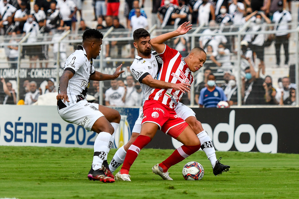 Caio Dantas, autor de um dos gols da vitória do Náutico ante a Ponte