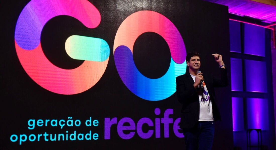 João Campos, prefeito do Recife, apresentando o GO Recife