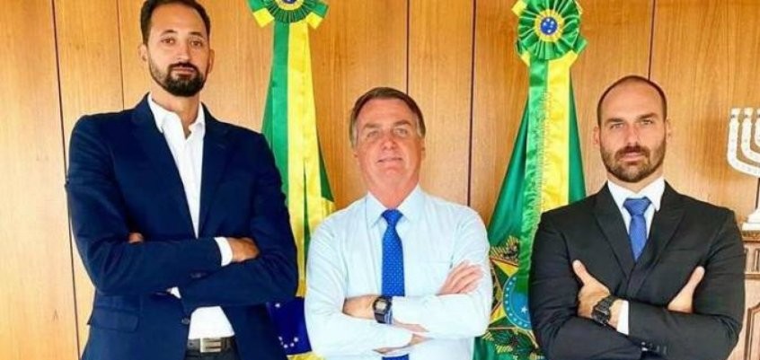 Maurício Souza (esquerda) junto de Bolsonaro e de Eduardo Bolsonaro