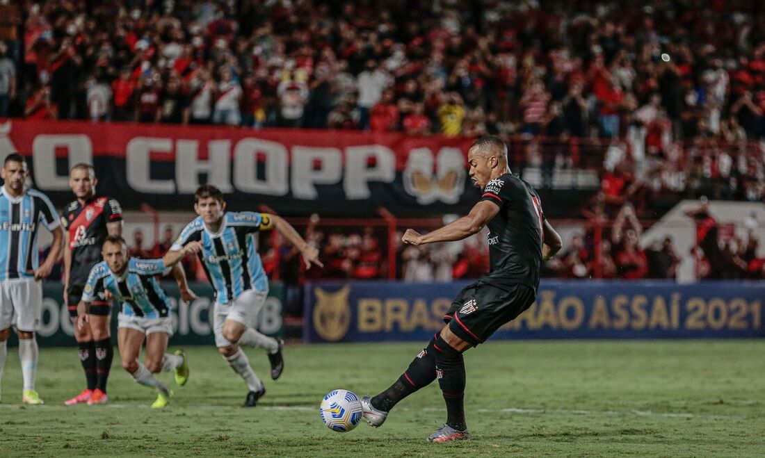 Marlos Freitas fechou o placar para o Atlético-GO diante do Grêmio