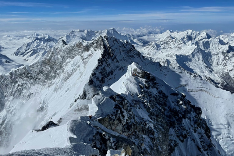 Pelo menos três alpinistas franceses desapareceram no Nepal enquanto escalavam um pico perto do Monte Everest após uma avalanche 