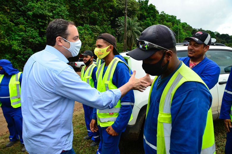 Paulo Câmara visita obra na PE-064