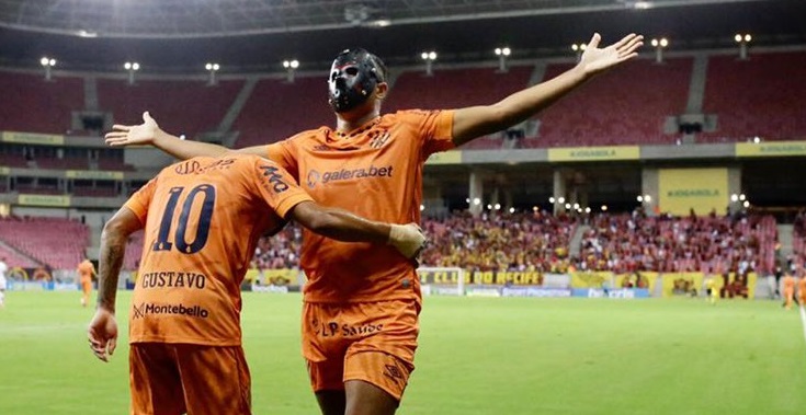 Gustavo e Mikael comemoram gol contra o Atlético-GO