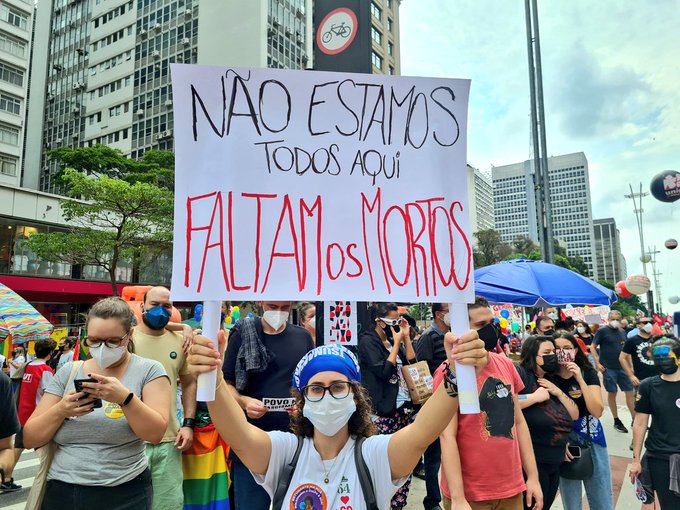 Manifestante segura cartaz na Av. Paulista, em São Paulo