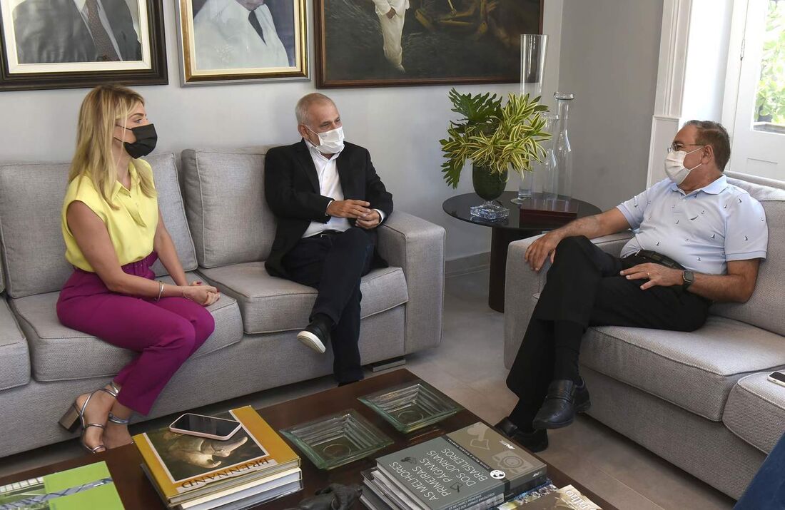 Diretores da Folha, Mariana Costa e Paulo Pugliesi recebem presidente do Conselho Diretor da FAV, Marcelo Ventura (à direita)