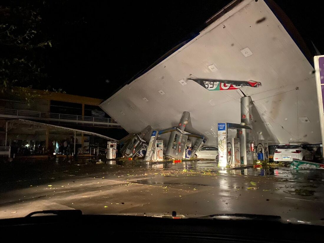 Tornado arranca mais de 100 árvores, destelha casas e deixa rastro de destruição em Pirassununga (SP)