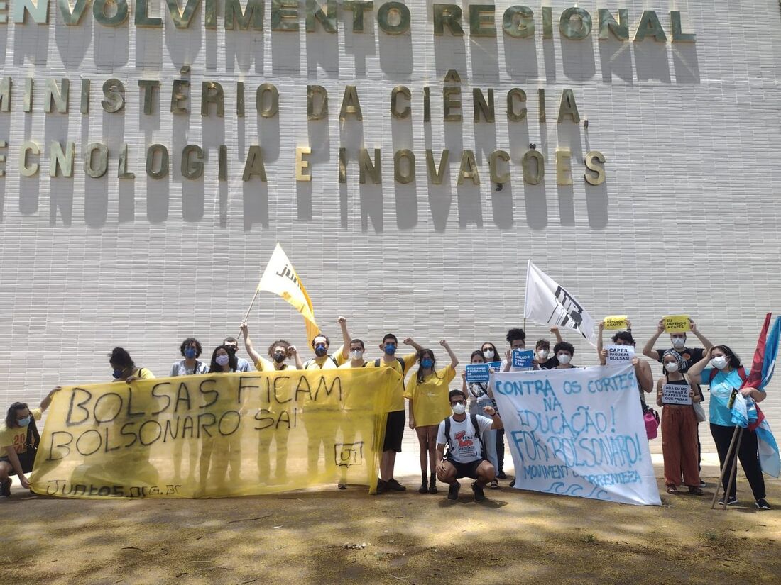 Estudantes em frente ao Ministério da Ciência, Tecnologia e Inovações, em protesto contra o corte na área de pesquisa nesta terça-feira (26). Manifestações contra o corte de 600 milhões foram realizadas ao redor do Brasil