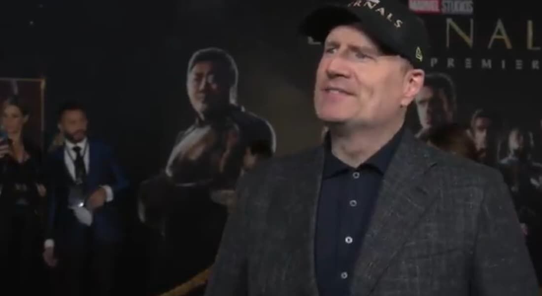 Gil aparece no fundo da entrevista de Kevin Feige, presidente da Marvel Studios