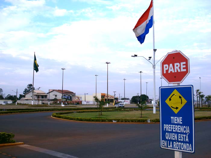 Fronteira entre Paraguai e Brasil na cidade de Pedro Juan Caballero