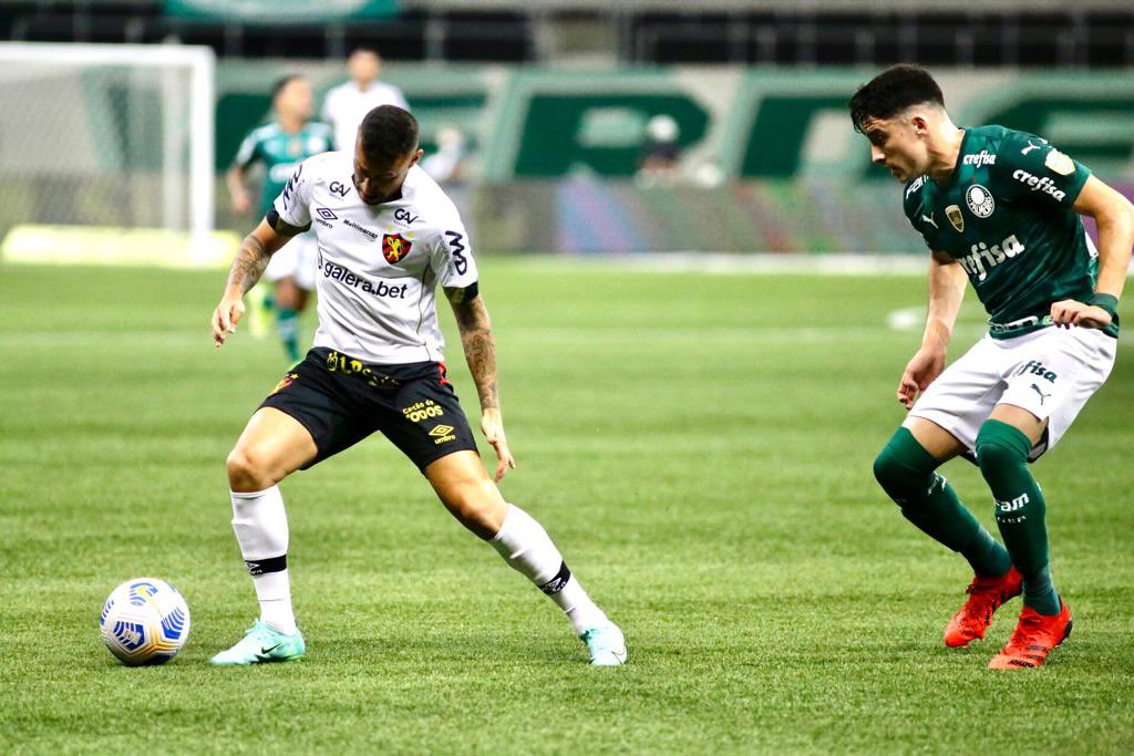 Moccelin tenta jogada contra o Palmeiras