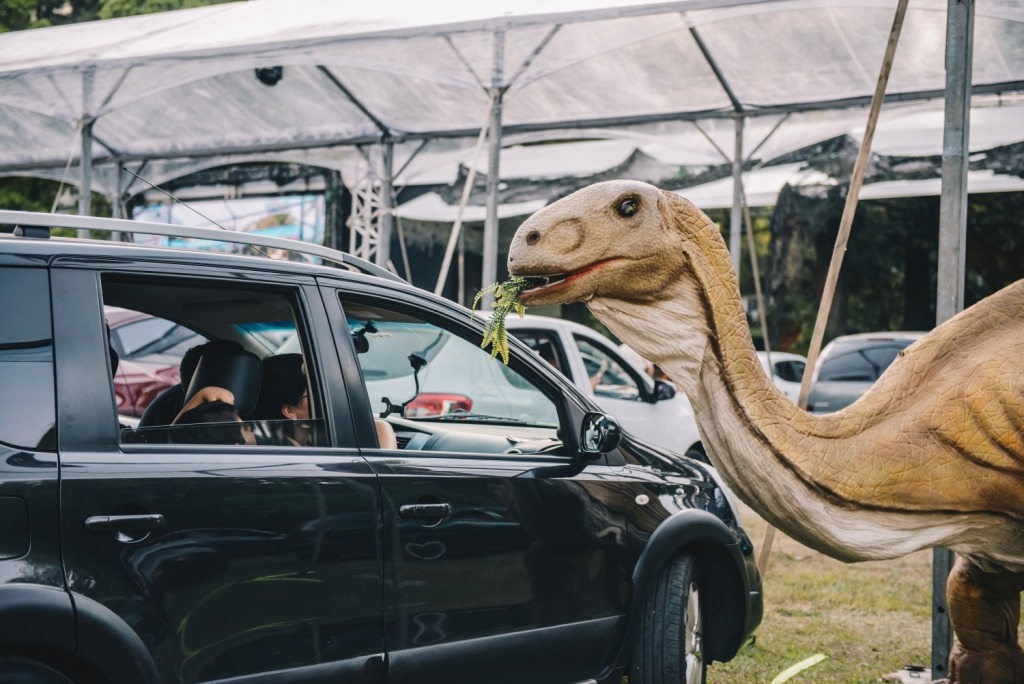 Ao entrarem, os visitantes já terão contato com animais gigantes