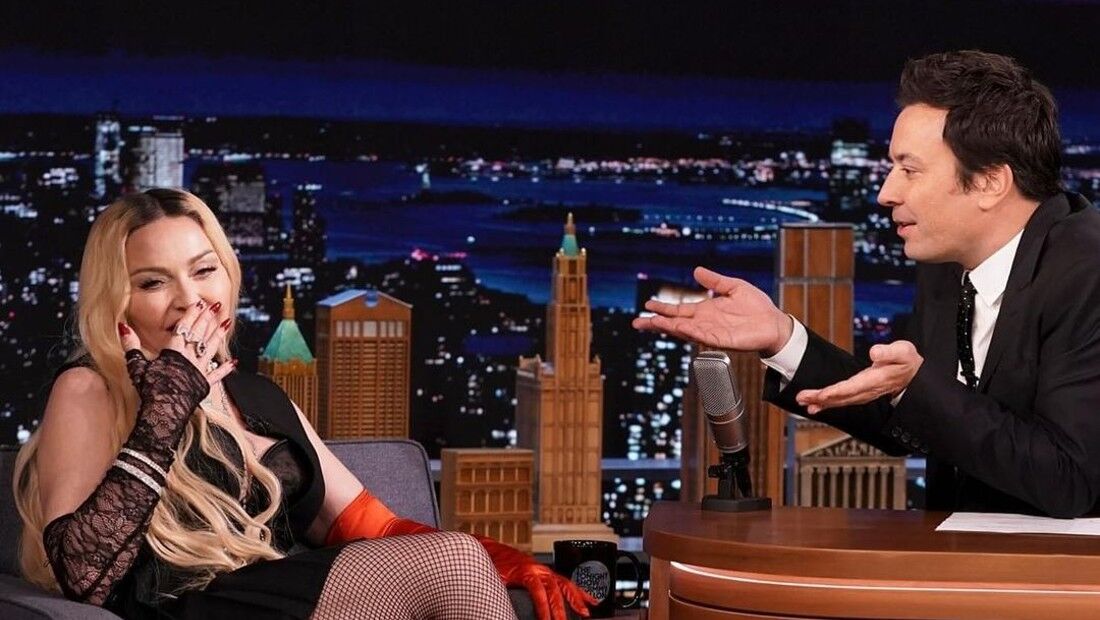 Madonna e o apresentador Jimmy Fallon no programa 'The Tonight Show'