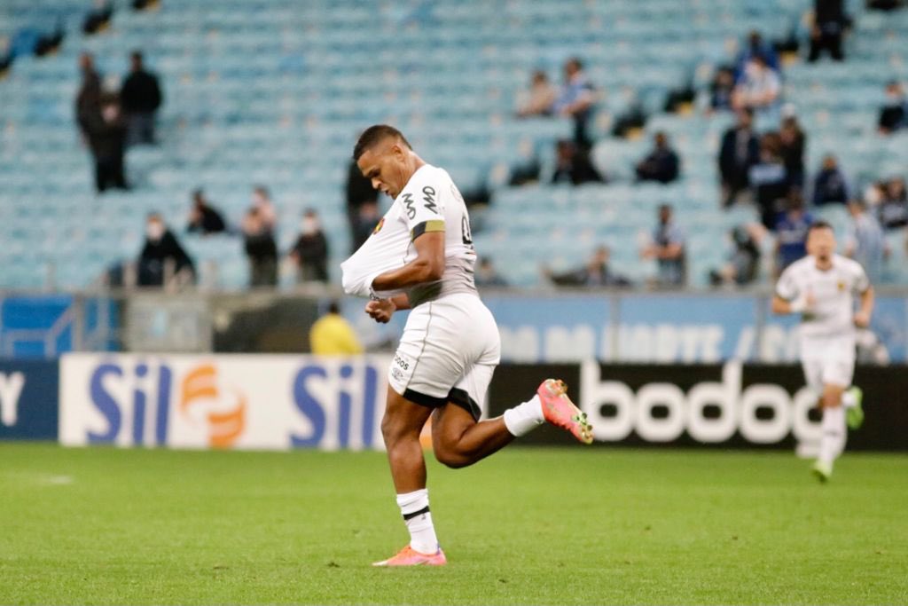 Mikael marcou o segundo gol contra o Grêmio