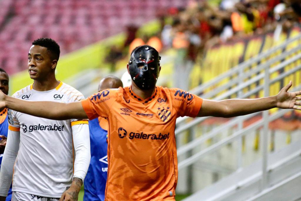 Em clássico empolgante, hat-trick de Mikael sela vitória rubro-negra sobre  o Náutico - Sport Club do Recife