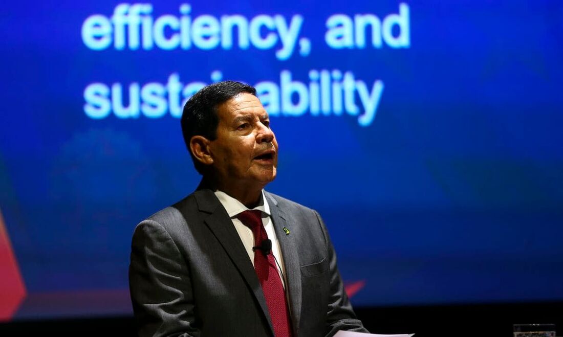 Mourão durante evento em Dubai