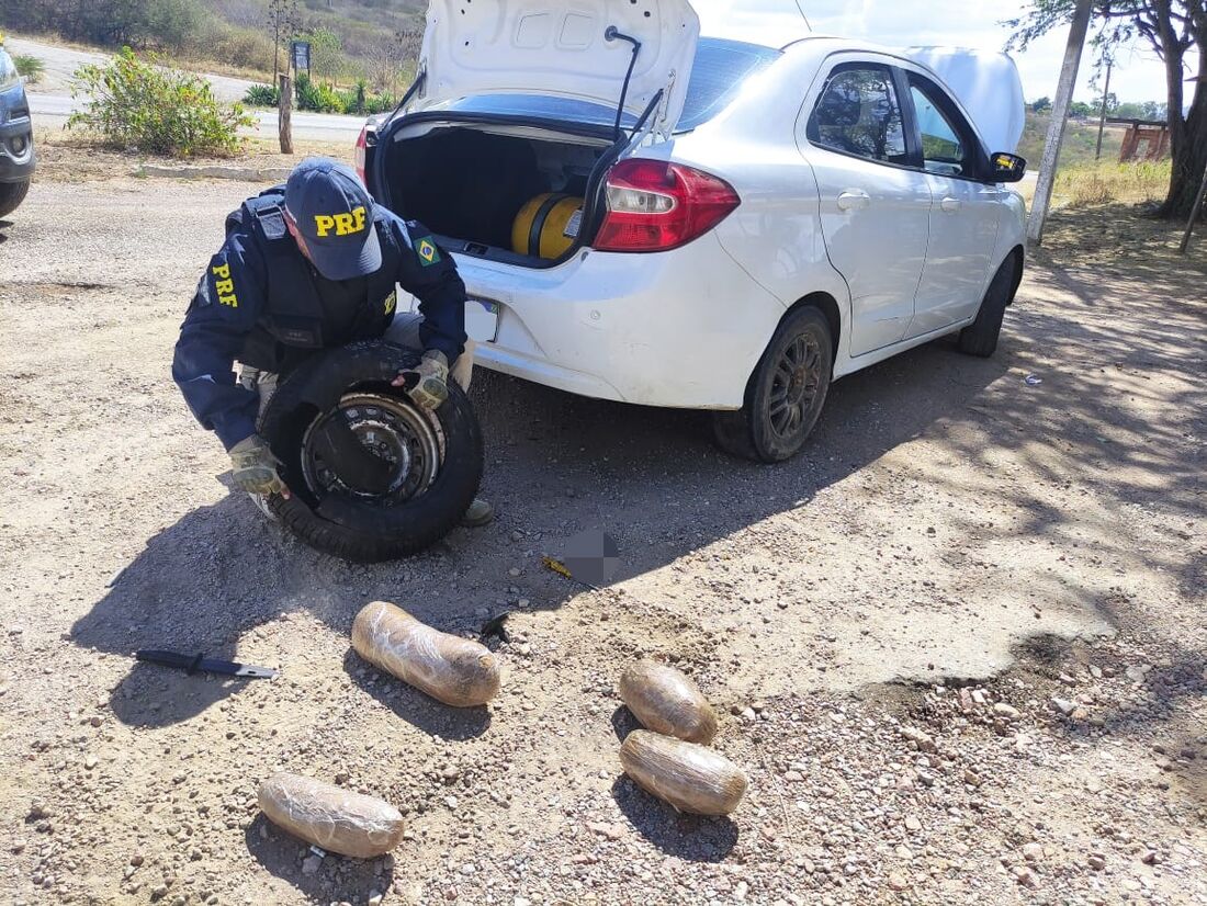 Casal transportava 3 kg de maconha no pneu estepe de um carro