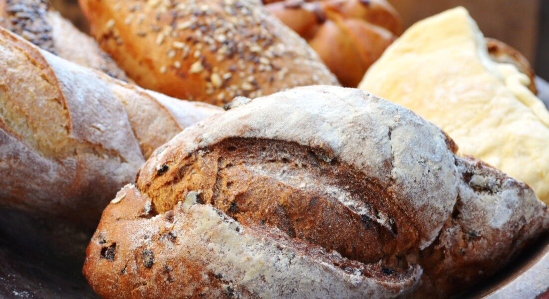 O pão geralmente não tem boas críticas por seu alto conteúdo de sódio, mas é possível tomar certas medidas para consumi-lo sem precisar eliminá-lo completamente da dieta