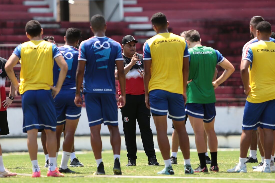 Leston Júnior conversa com atletas em treino no Arruda