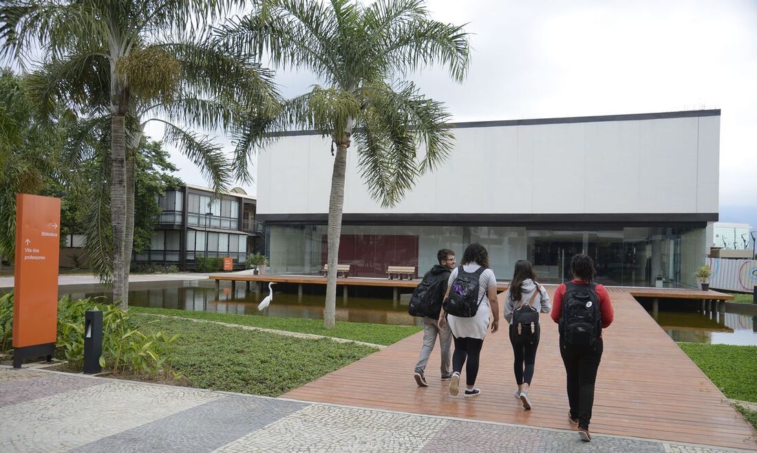 Estudantes se preocupam com o mercado de trabalho