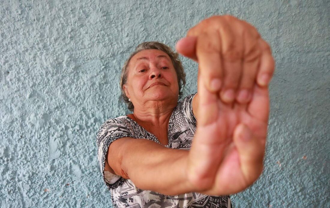 Alongamentos e exercícios físicos ajudam a amenizar as dores crônicas da chikungunya