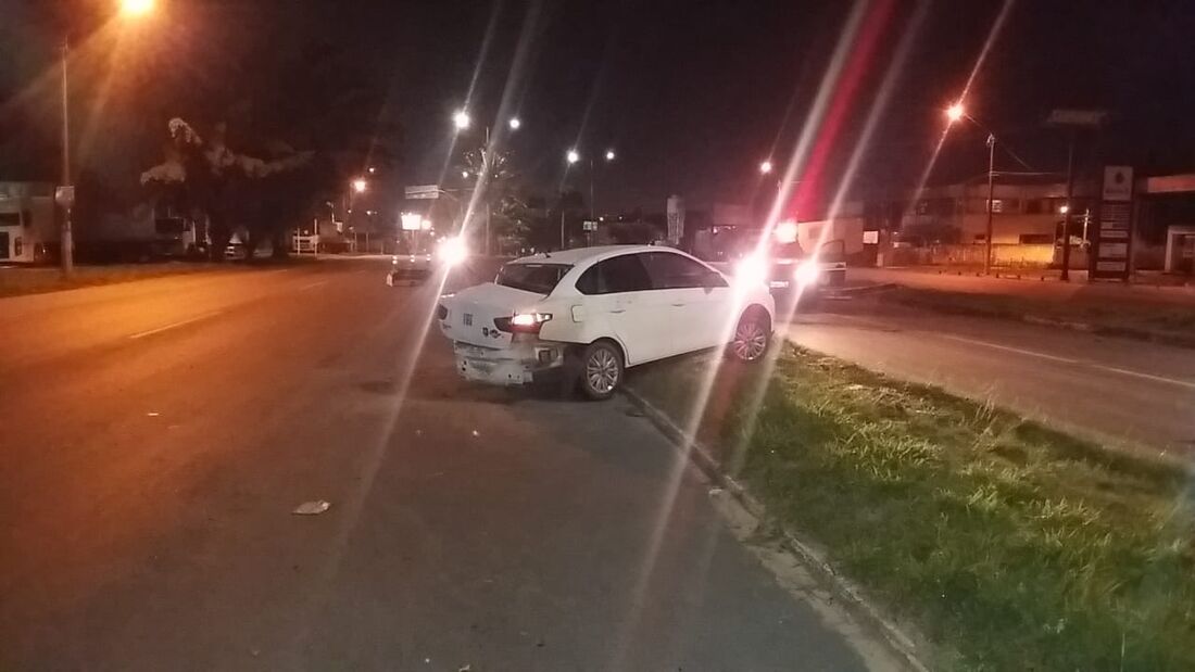 Carro parou no canteiro central da via