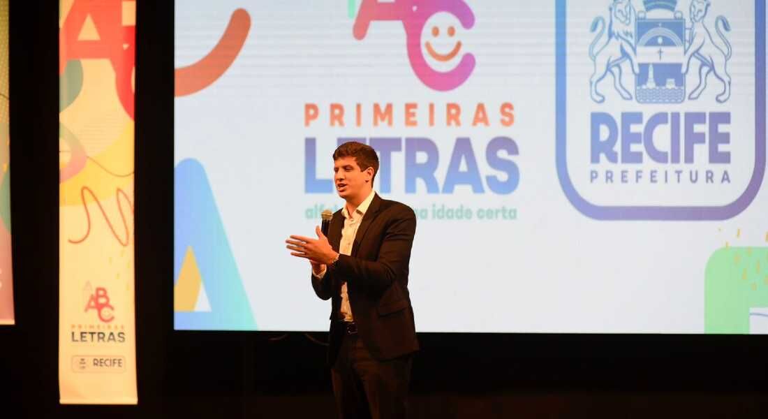 João Campos, prefeito do Recife, apresenta o programa Primeiras Letras