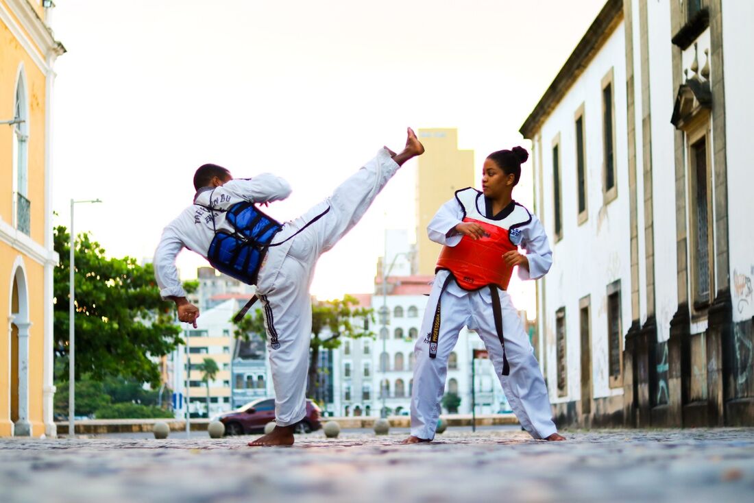 Atletas treinam arte marcial na Academia Disciplina