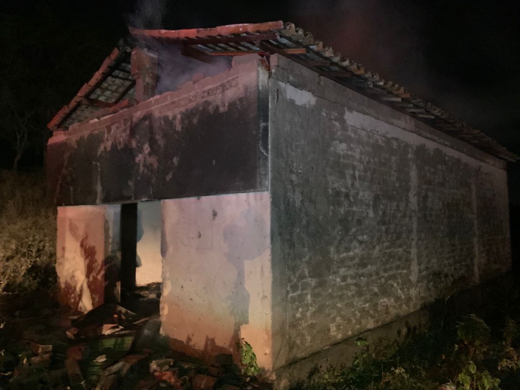 Galpão ficou destruído por causa das chamas