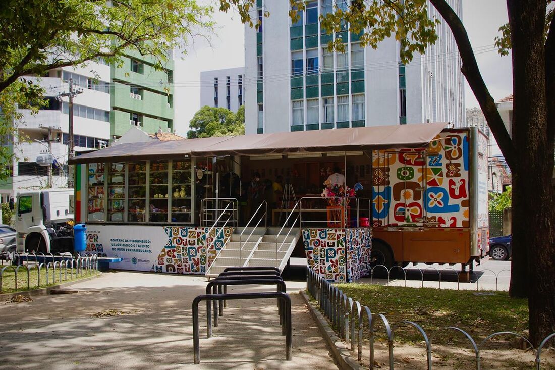 Artesanato de Pernambuco estaciona na Praça do Derby