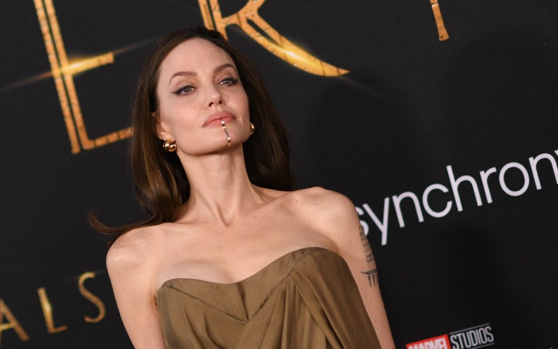 Mewing: o exercício facial que promete reduzir a papada e ter a mandíbula  de Angelina Jolie - Folha PE