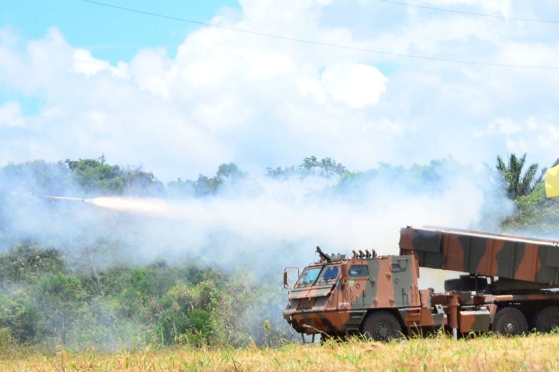 Comando Militar do Nordeste faz demostração de tiros de Lançadores Múltiplos de Foguetes