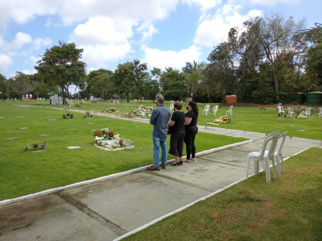 Familiares prestam homenagens aos entes queridos