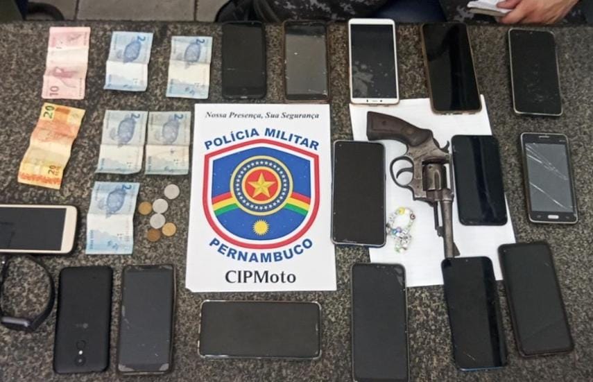 Celulares roubados encontrados com a dupla