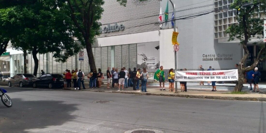 Grupo de sócios do Minas protesta em apoio a Mauricio Souza e fala em ditadura