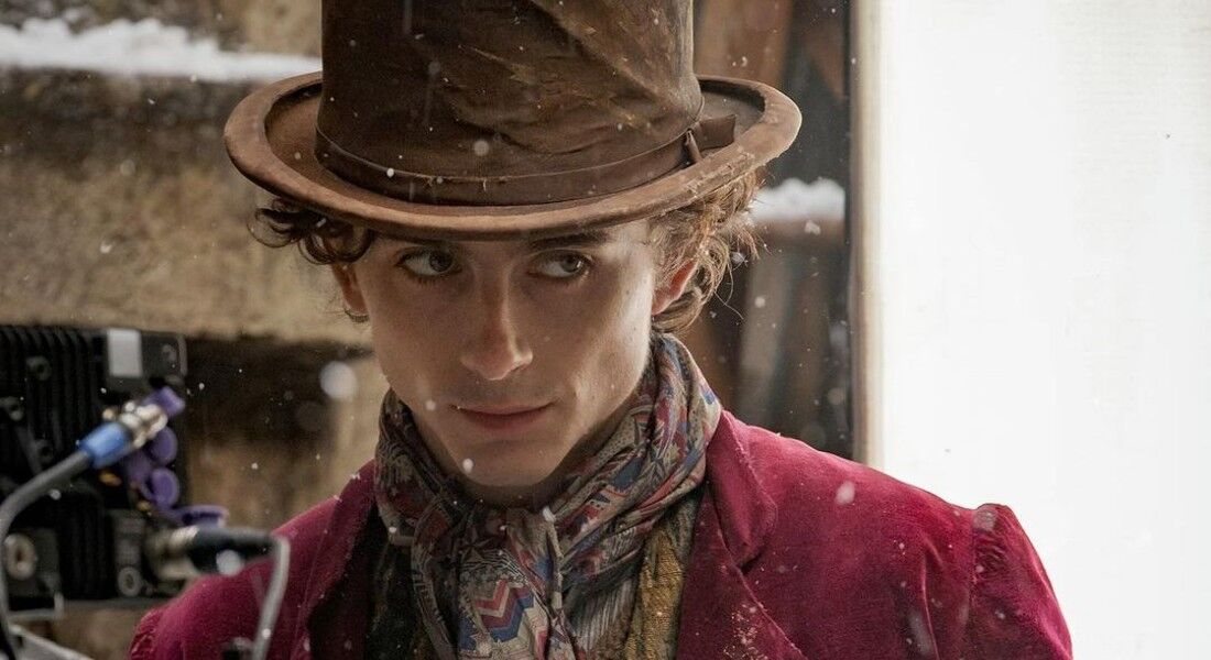 Timothée Chalamet vestindo as roupas do personagem Willy Wonka.