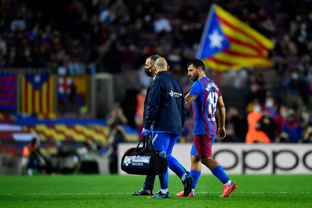 Sergio Aguero, atacante do Barcelona, deixando o gramado do Camp Nou, após sofrer arritmia cardíaca em partida contra o Alavés, no último sábado (30)