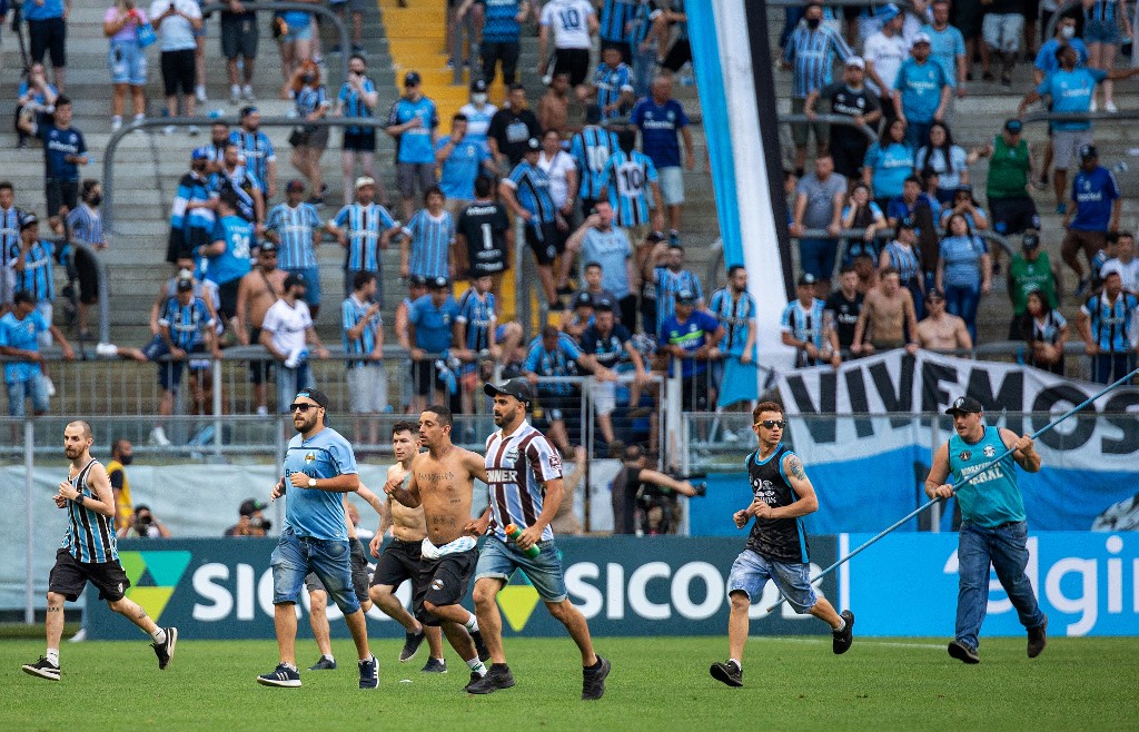 Torcedores do Grêmio invadindo o campo da Arena, em Porto Alegre, após derrota do tricolor gaúcho