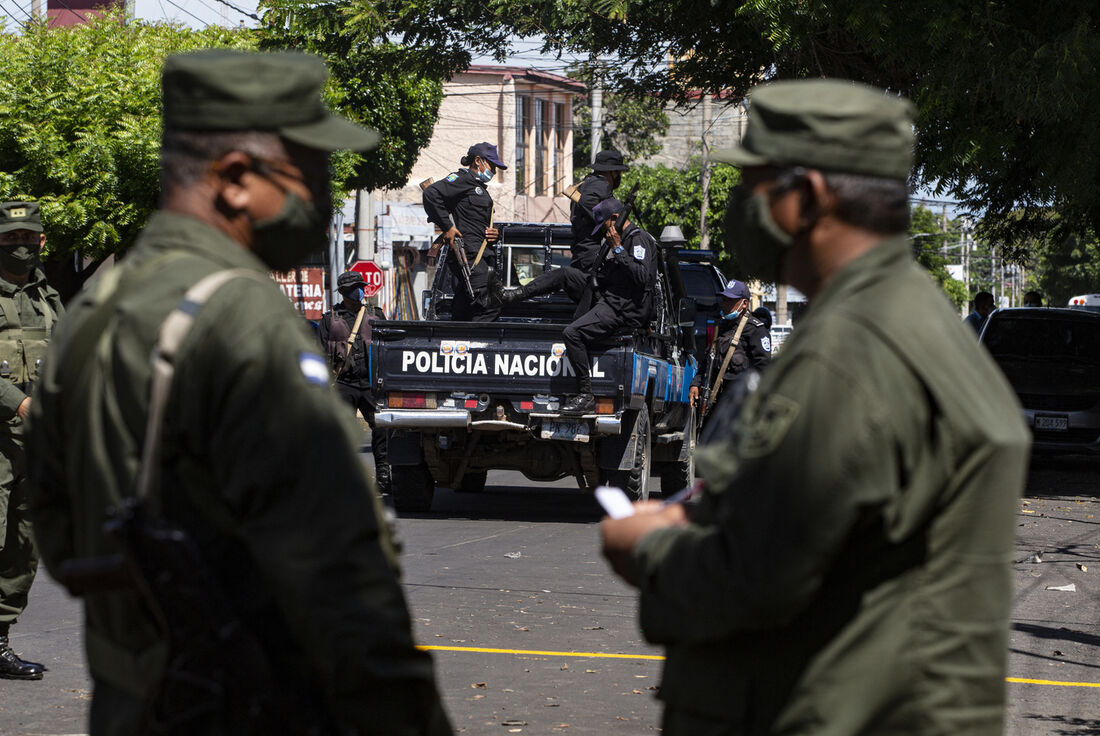 Membros das tropas especiais da polícia e da guarda do Exército da Nicarágua nas urnas em um centro de distribuição do Conselho Supremo Eleitoral (CSE) em Manágua, em 7 de novembro de 2021