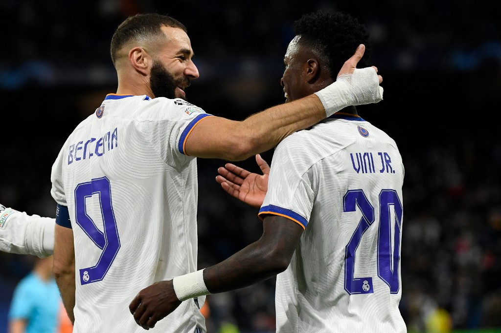 Karim Benzema e Vinícius Júnior, durante a partida entre Real Madrid e Shakhtar Donetsk, no Santiago Bernabéu