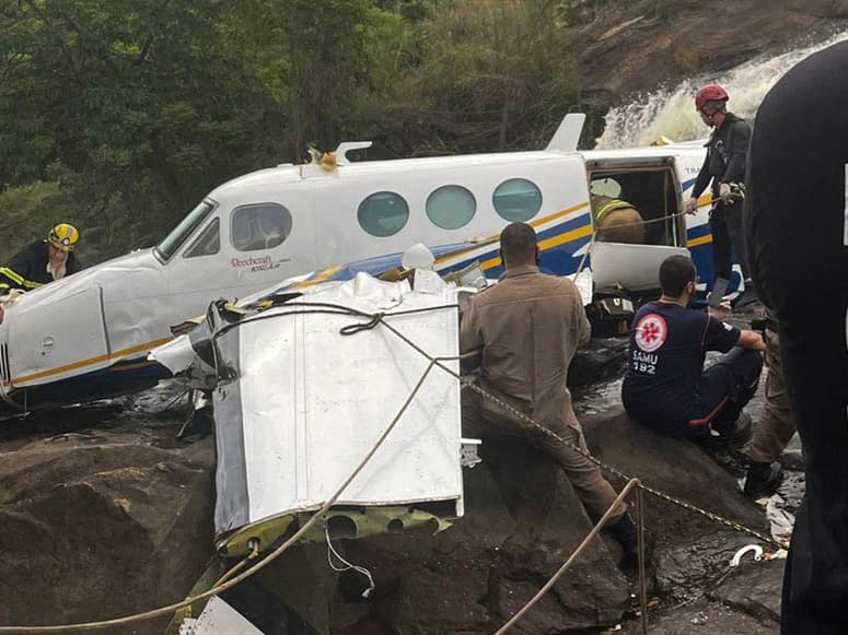  O avião bimotor de pequeno porte, do modelo Beech Aircraft, caiu nas pedras de uma cachoeira no distrito de Piedade de Caratinga, no município de Caratinga