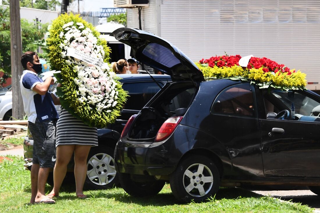 Diversos artistas mandaram coroas de flores para o velório da cantora Marília Mendonça