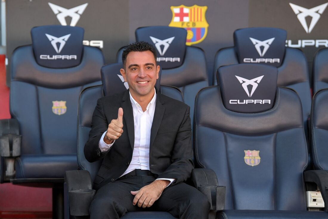 Xavi foi apresentado como técnico do Barcelona nesta segunda-feira (08)