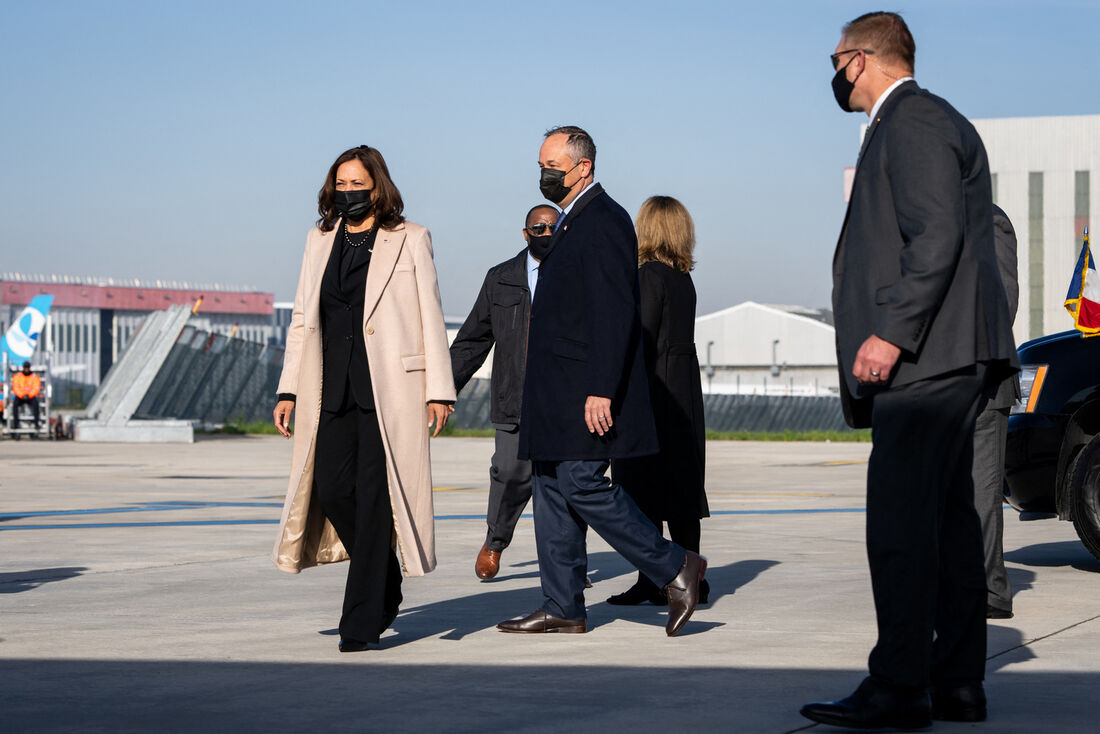 Kamala Harris chegando a França nesta terça-feira (9)