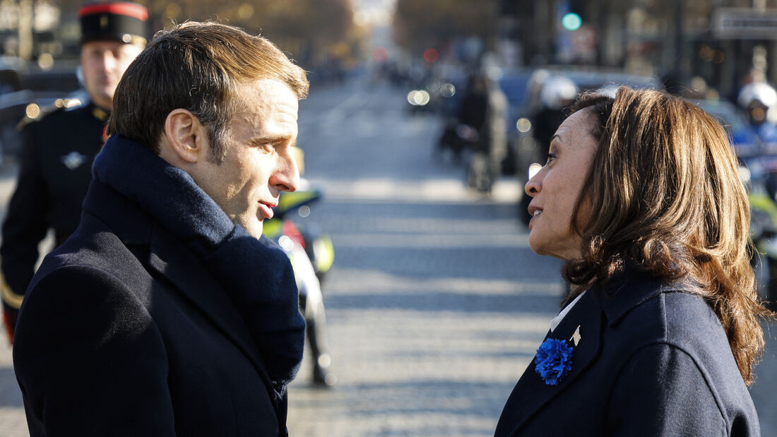 Presidente francês, Emmanuel Macron, conversa com a vice-presidente dos Estados Unidos, Kamala Harris