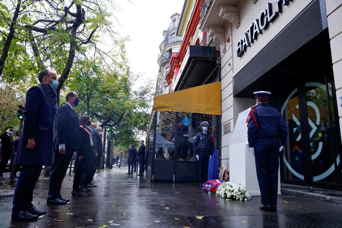 Cerimônia na sala de concertos "Le Bataclan" em homenagem às vítimas dos ataques terroristas de 13 de novembro de 2015