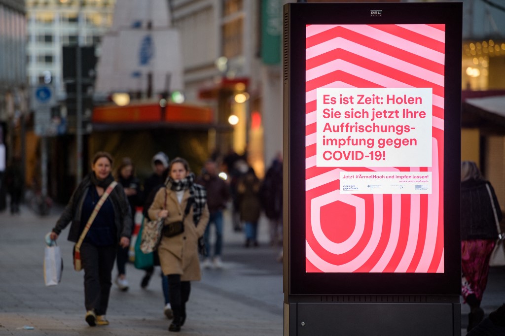 Uma tela de publicidade pede que as pessoas tomem a vacinação de reforço no centro da cidade de Leipzig, leste da Alemanha