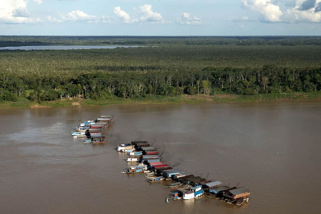 acomodações e estruturas de mineração no rio Madeira, próximo à comunidade de Rosarinho, em Autazes, estado do Amazonas