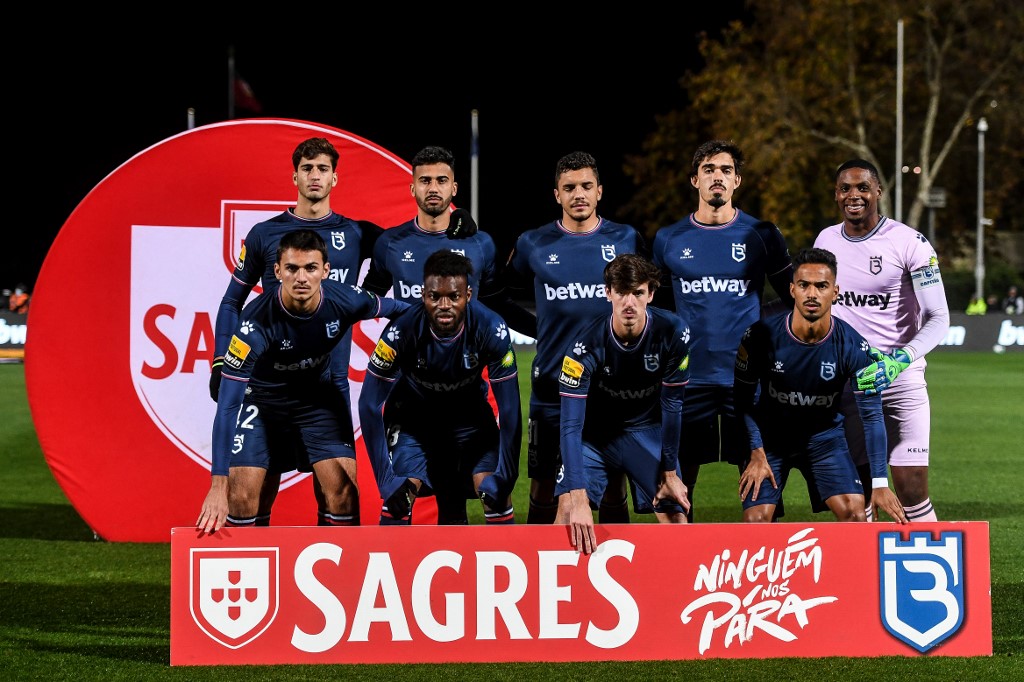 Com apenas nove jogadores em campo, Belenenses foi derrotado por 7x0 pelo Benfica 