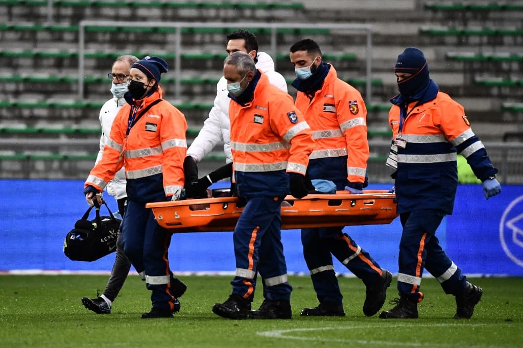 Neymar foi retirado de campo após atendimento médico